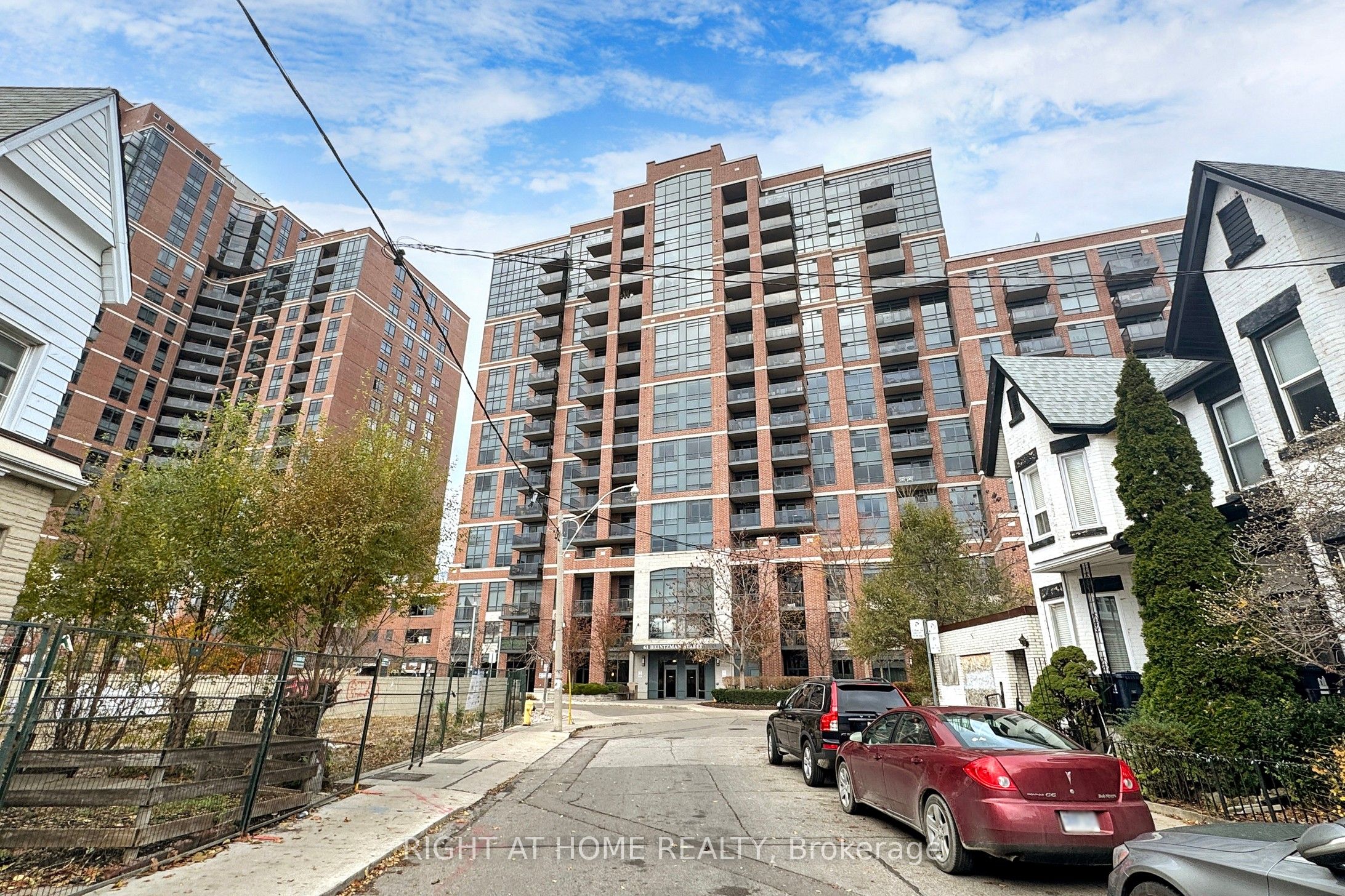 61 Heintzman Street 413