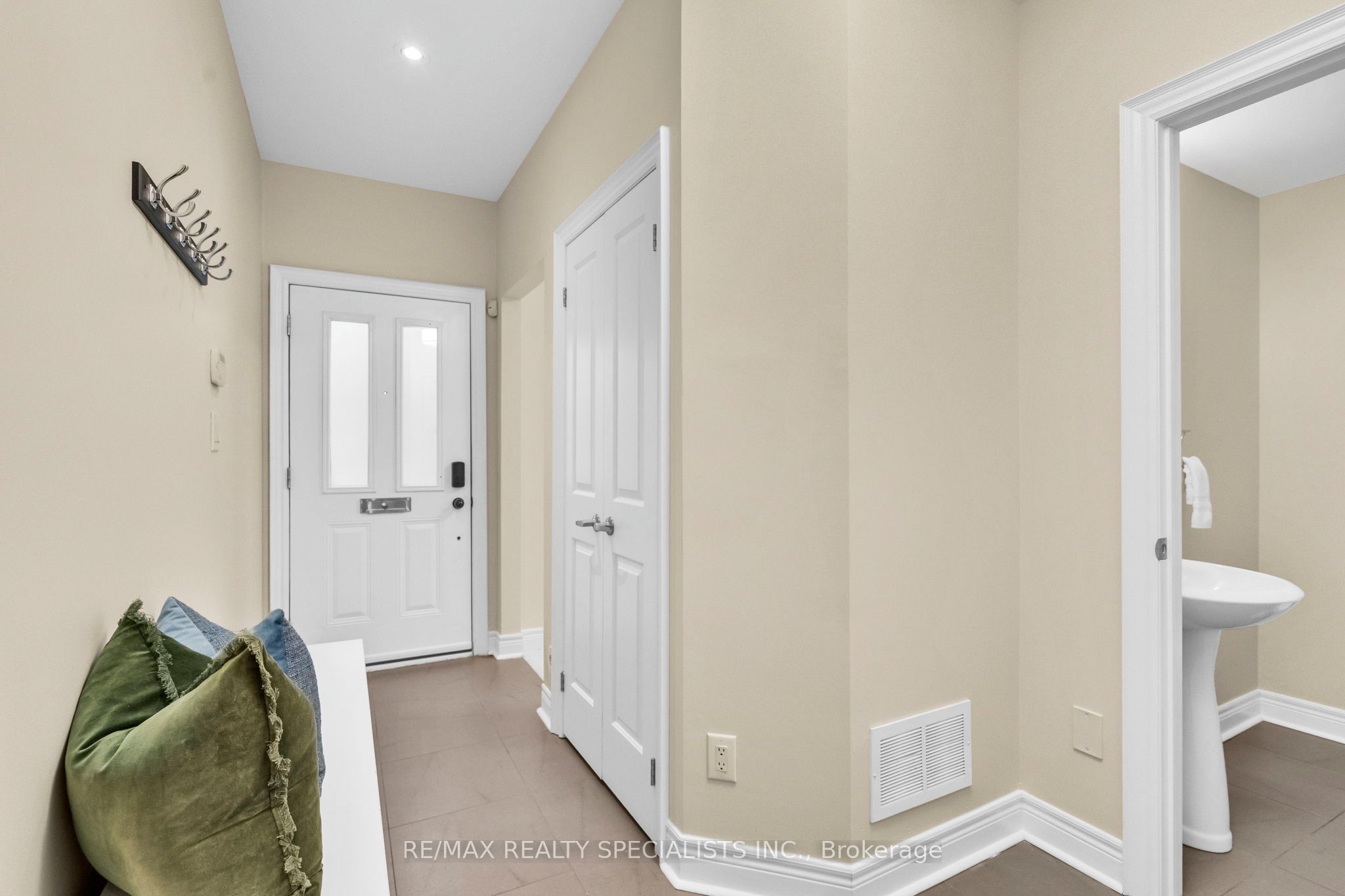 1812 Burnhamthorpe Road E 80