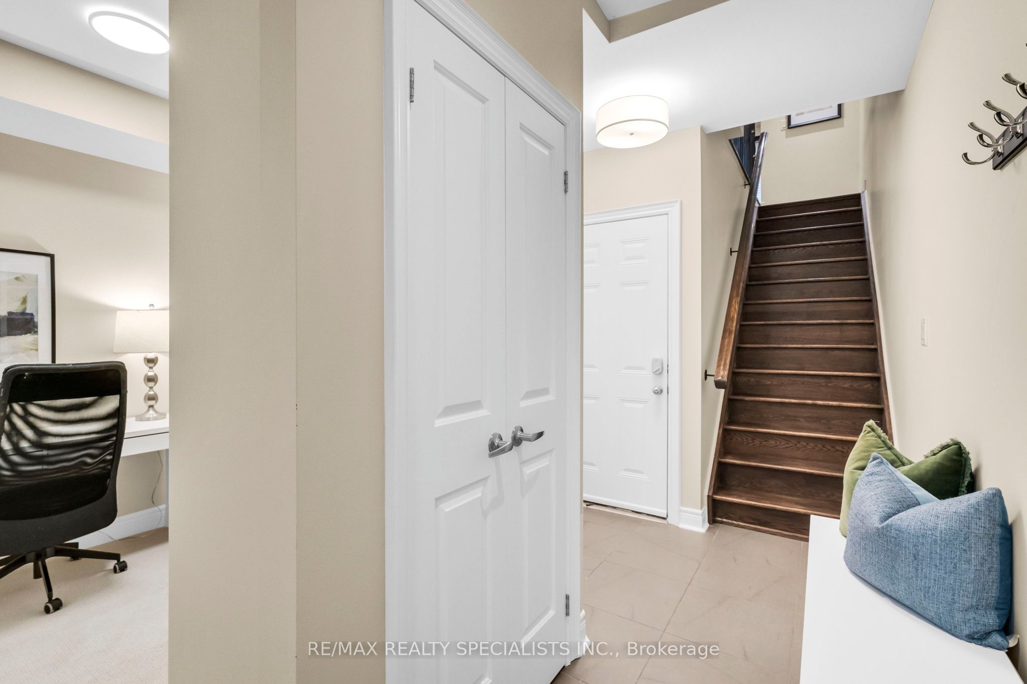 1812 Burnhamthorpe Road E 80