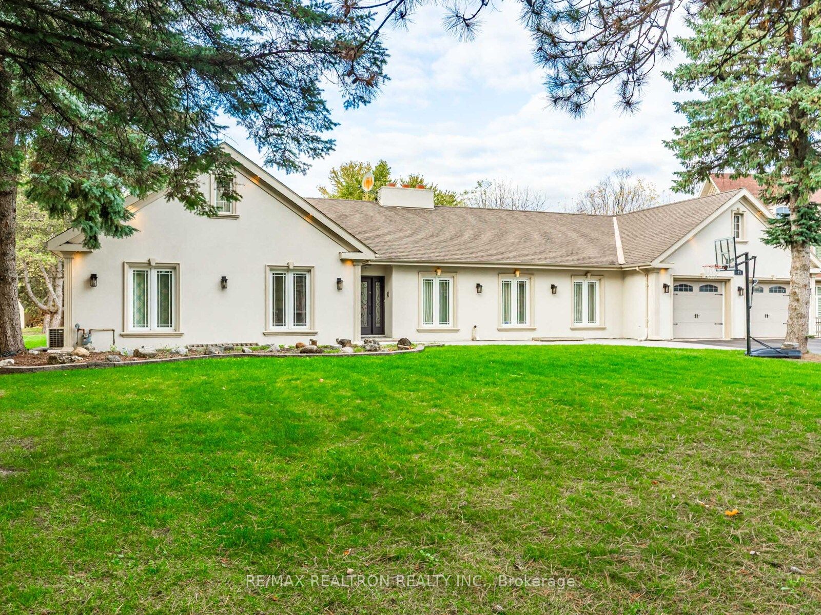 33 Carolwood Crescent
