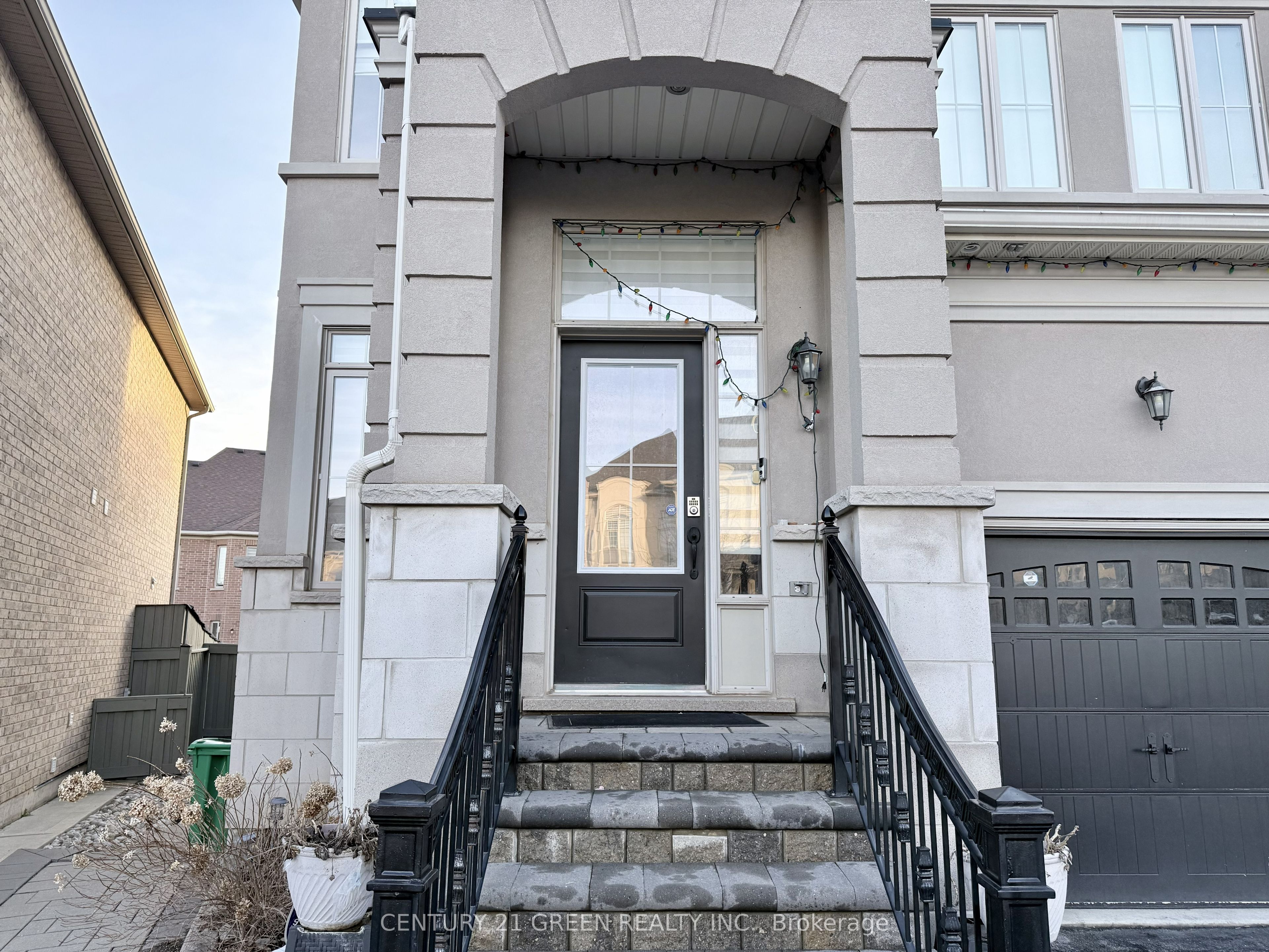 43 Black Diamond Crescent Upper