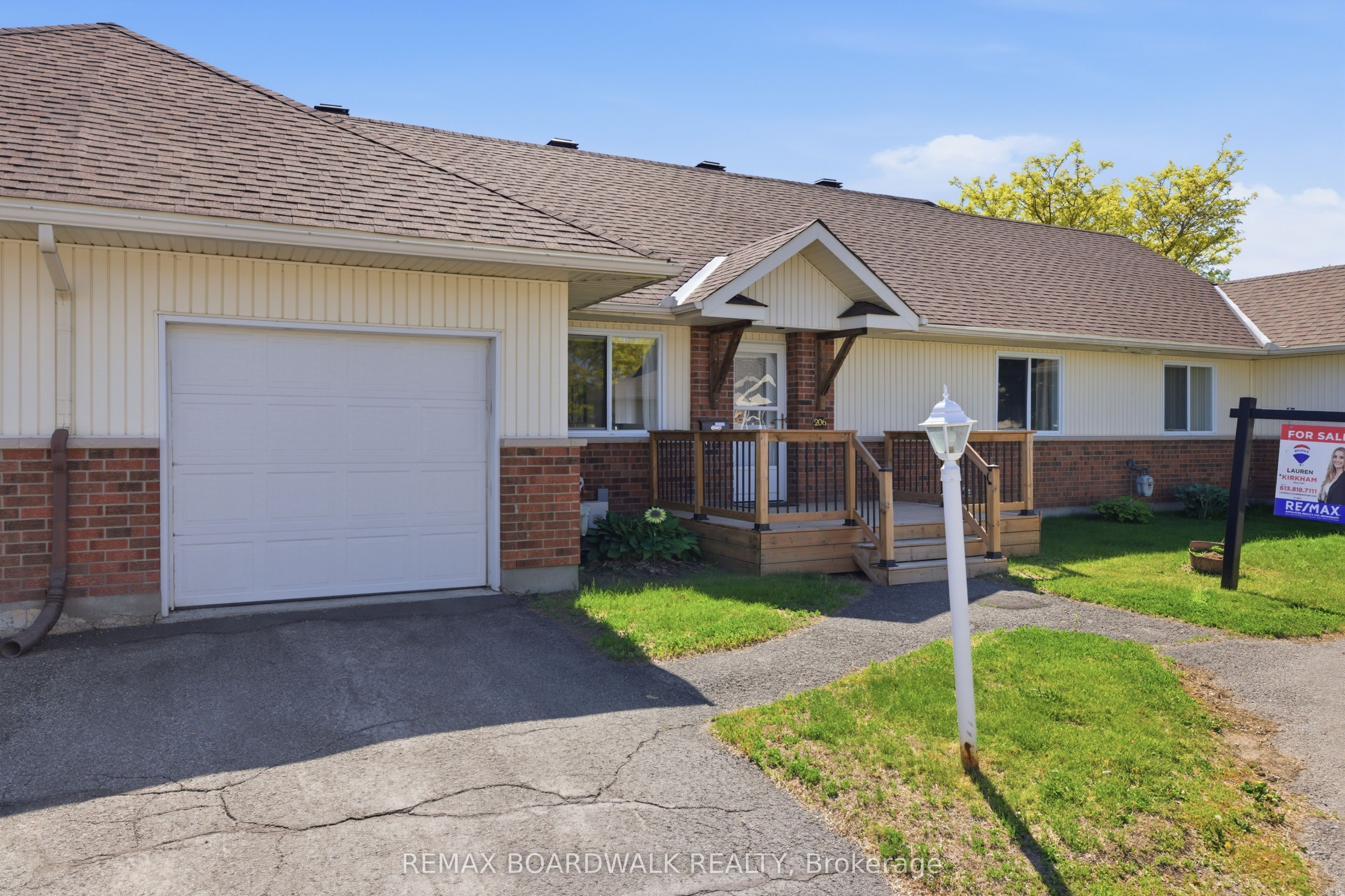 Photo 1 of 28 — 206 Oak Leaf Private, Stittsville - Munster - Richmond, ON K0A 2Z0