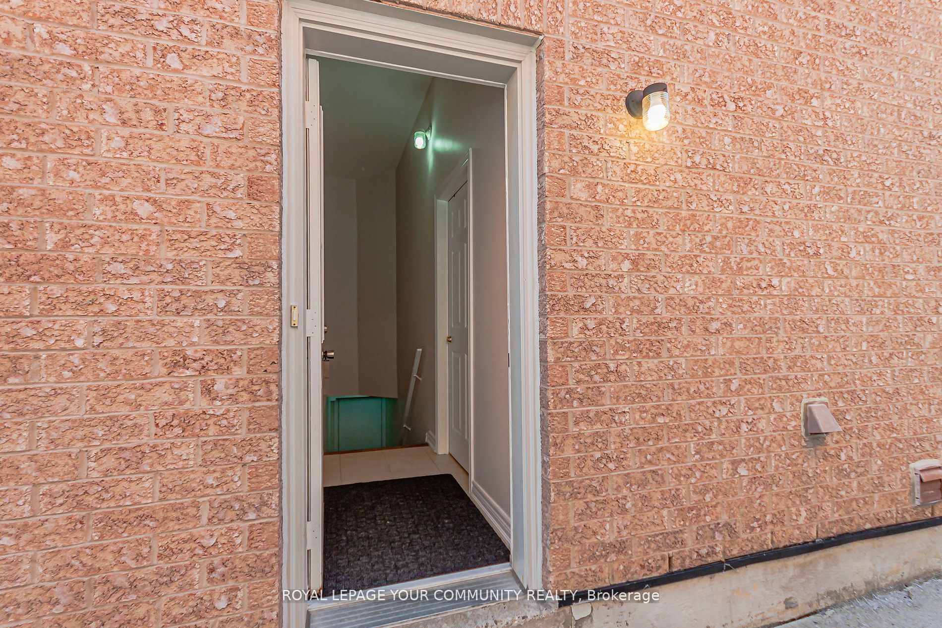 6 Round Hill Court S Basement