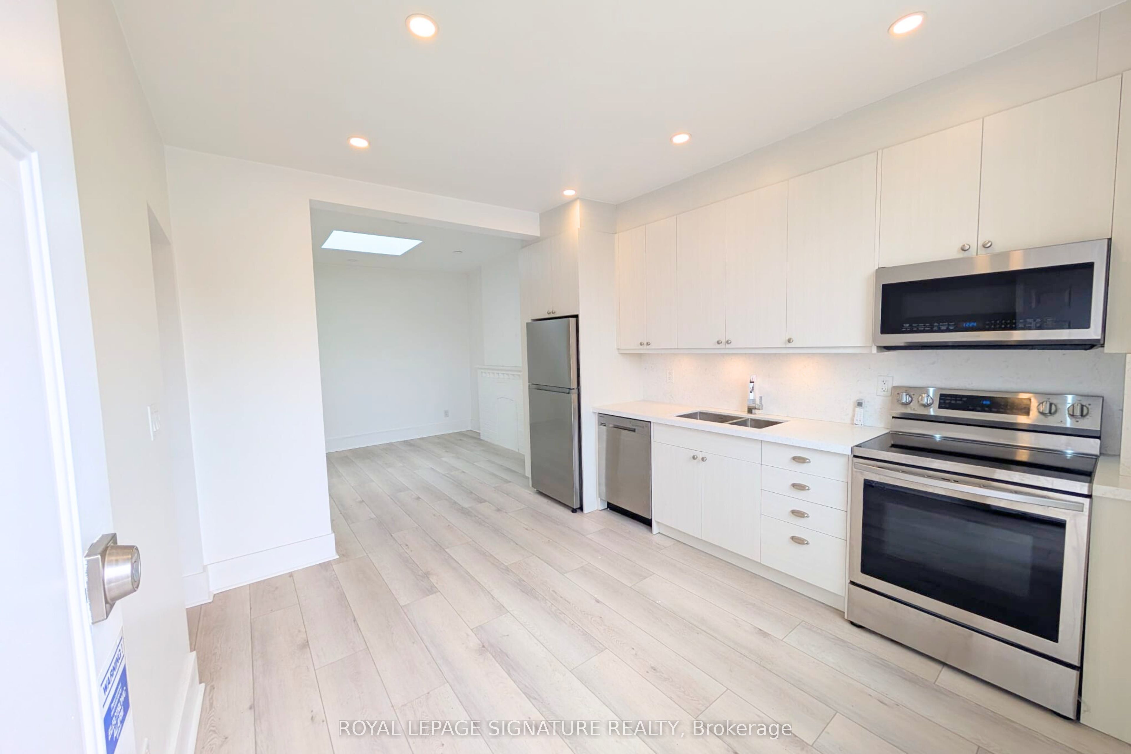 784 College Street 3rd Floor