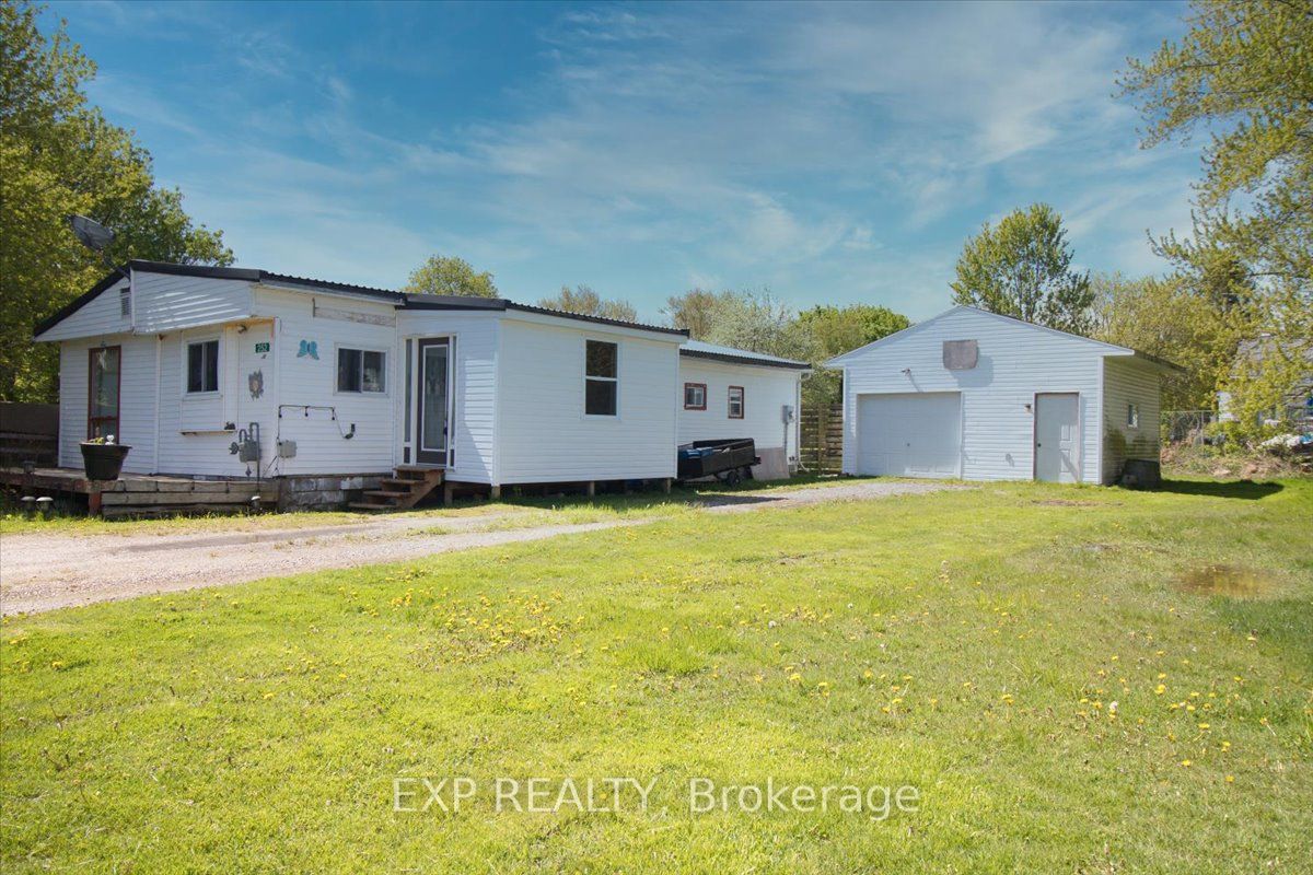 Photo 1 of 31 — 252 Queen Street, Chatham-Kent, ON N0P 1T0