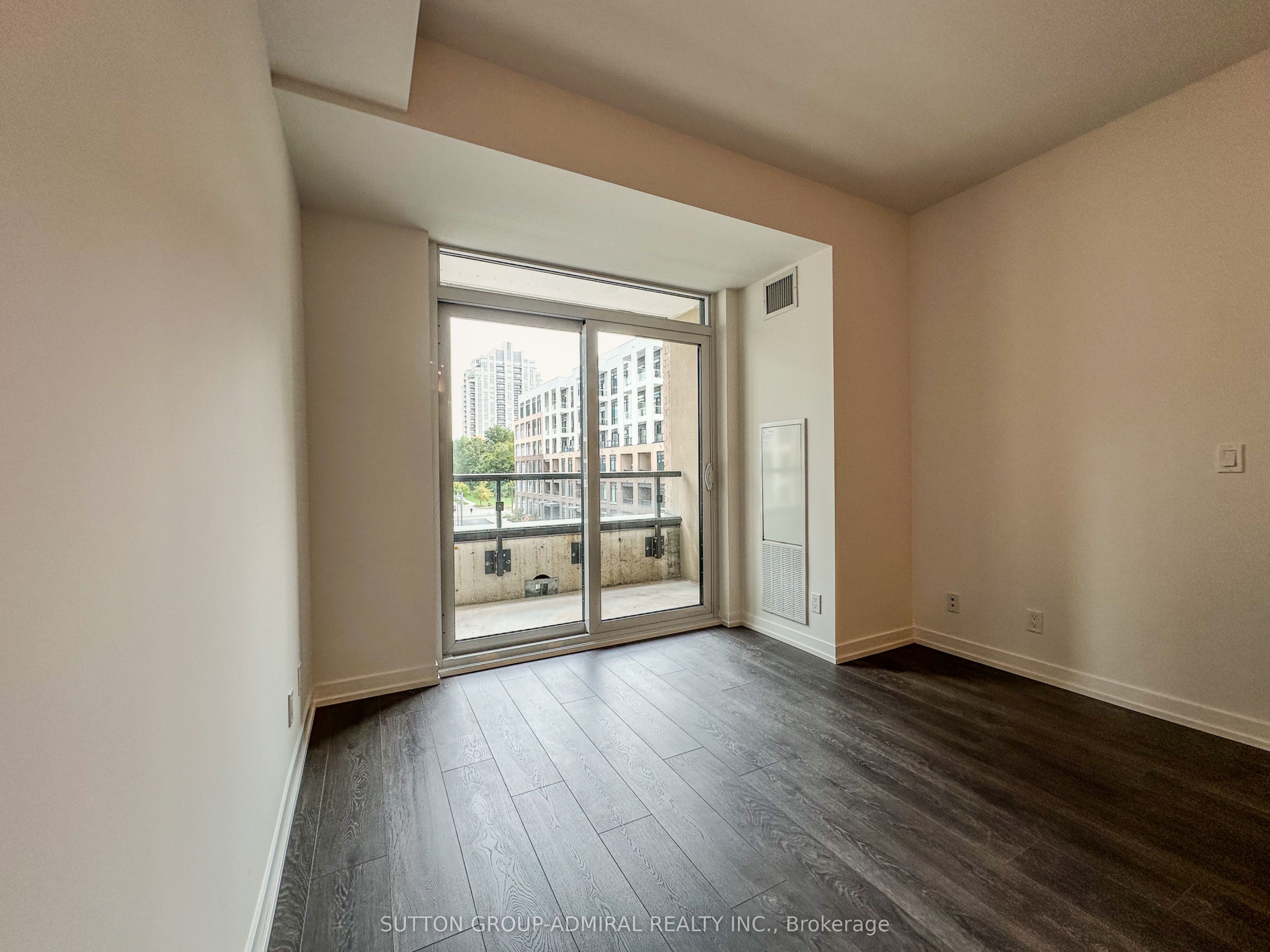 8 Beverley Glen Boulevard 307