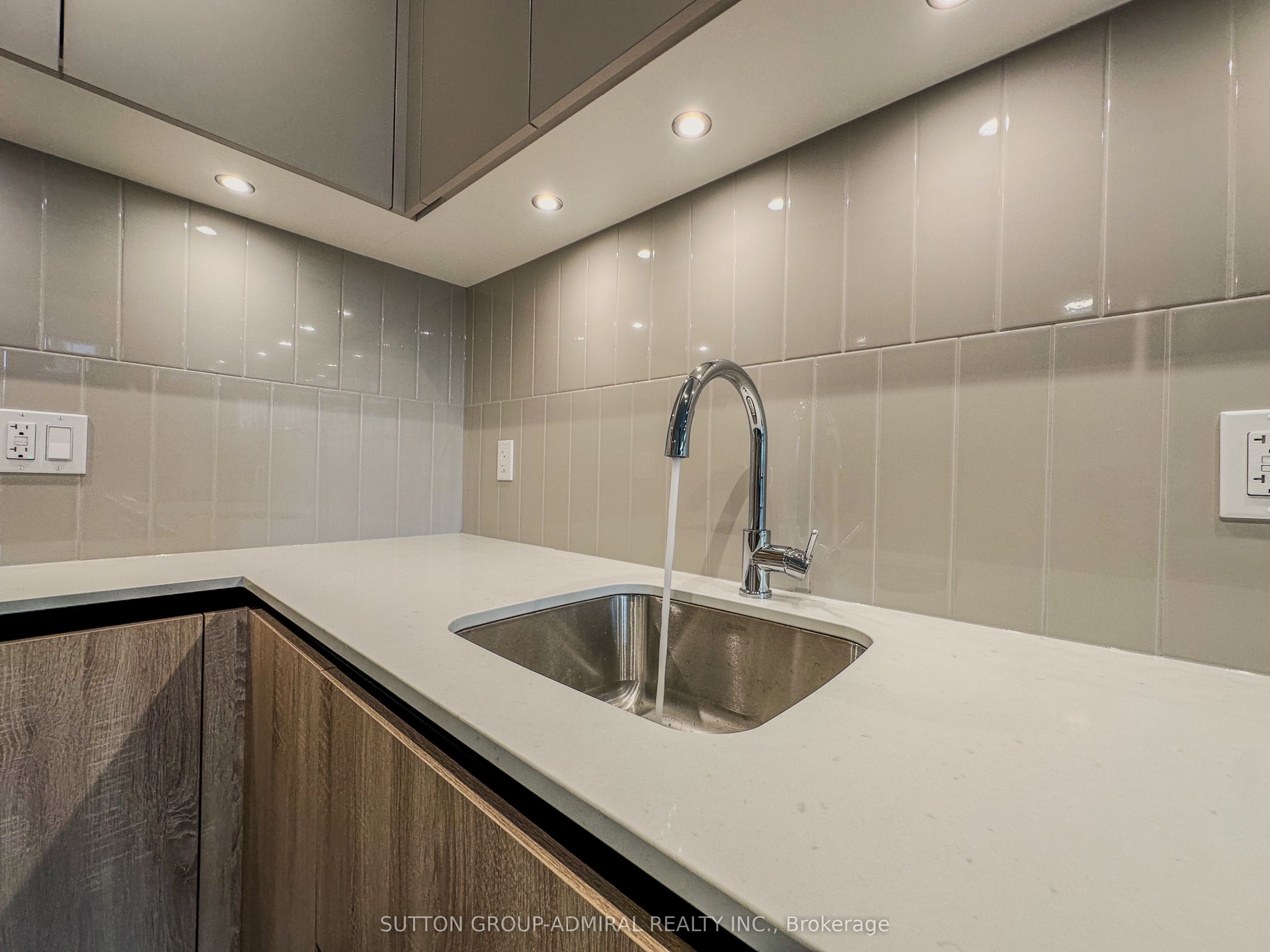 8 Beverley Glen Boulevard 307