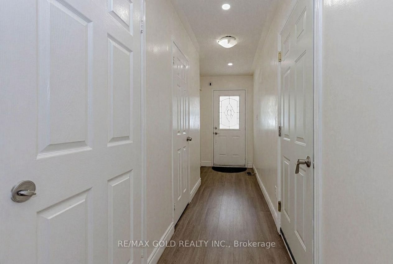 35 Ridgefield Court