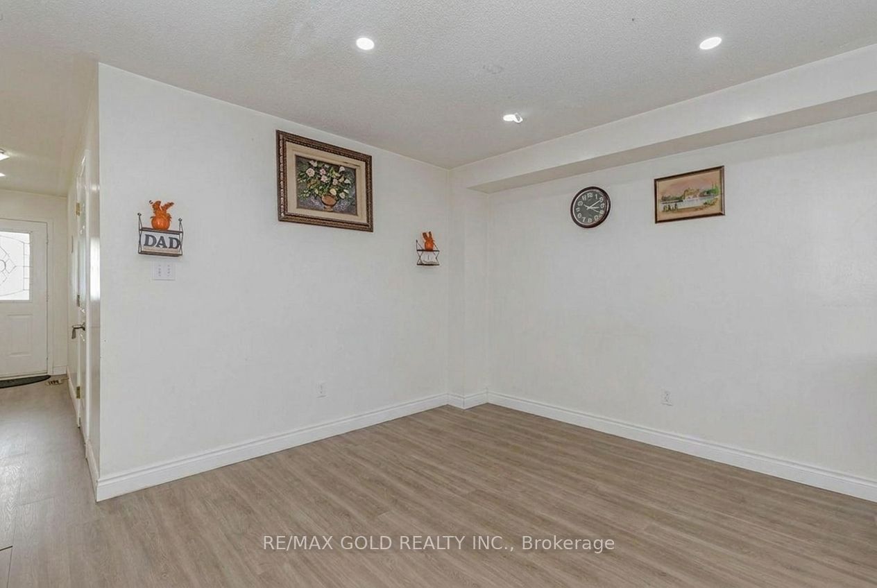 35 Ridgefield Court