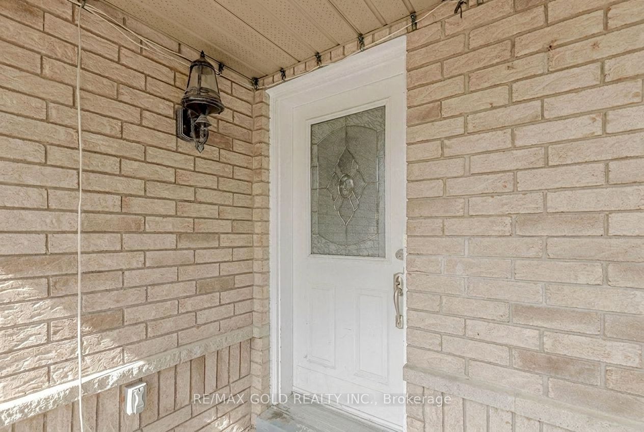 35 Ridgefield Court