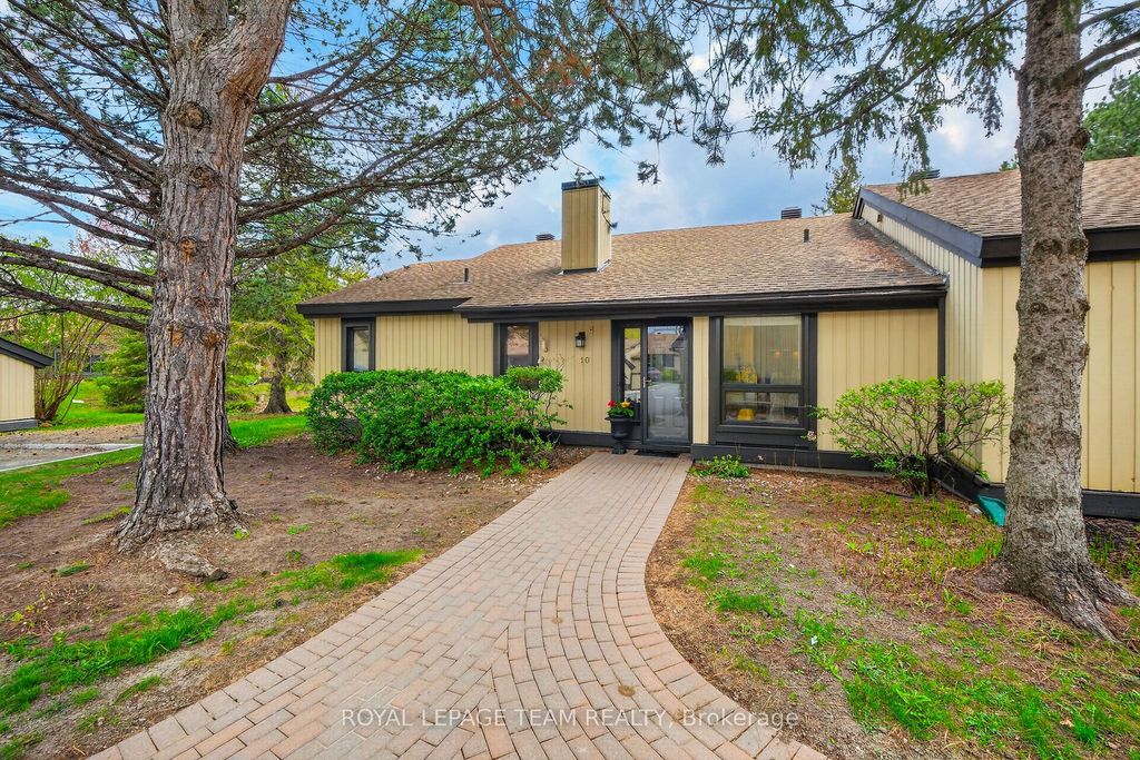 Photo of 10 Pebble Beach Court, Stittsville - Munster - Richmond, ON K2S 1B9 (MLS # X13125916)