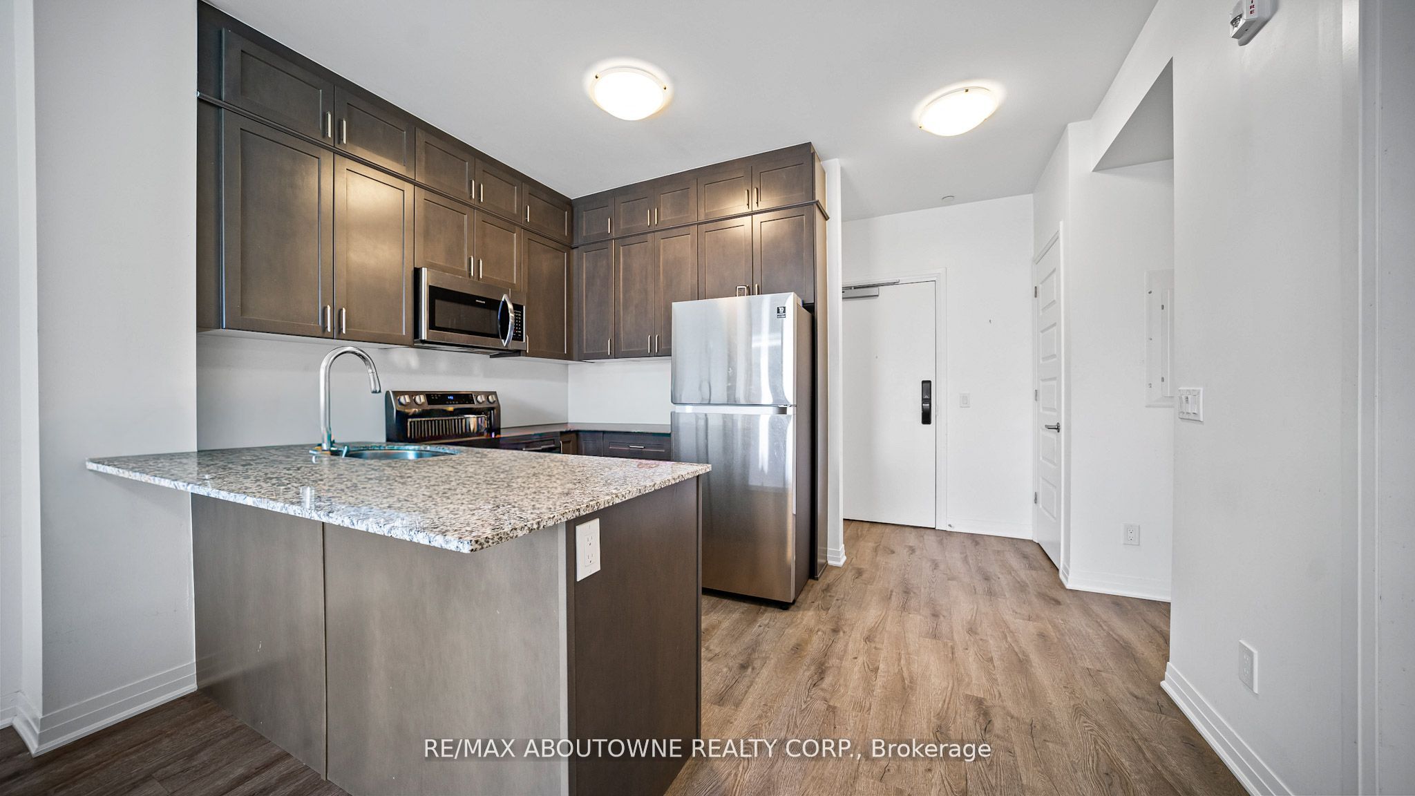 95 Dundas Street W 004