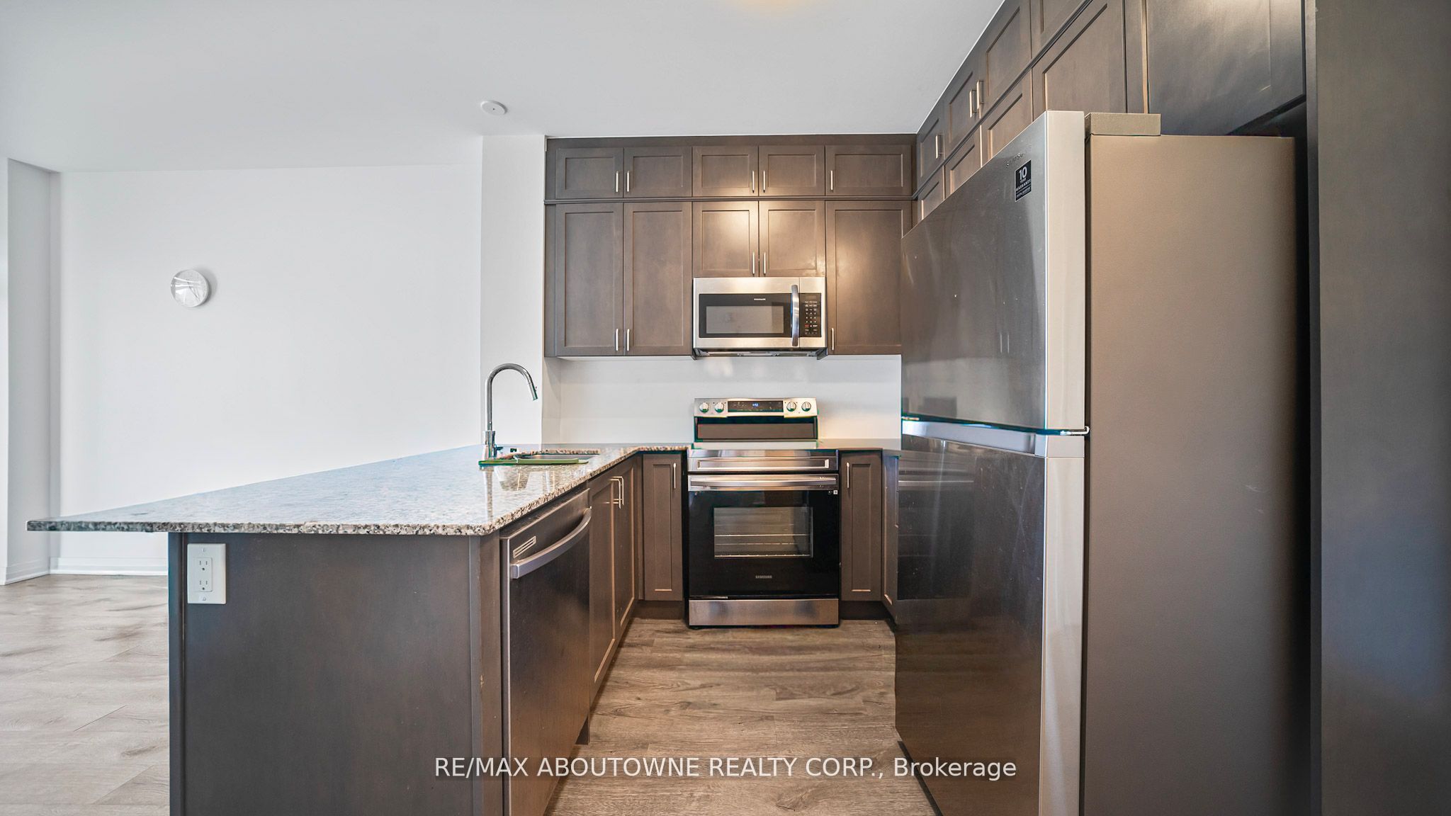 95 Dundas Street W 004