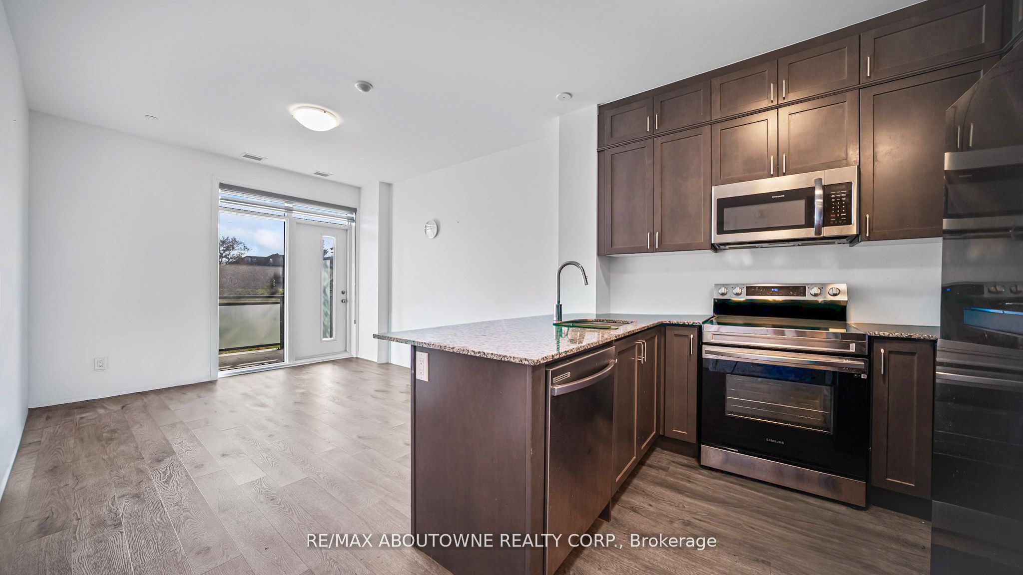 95 Dundas Street W 004