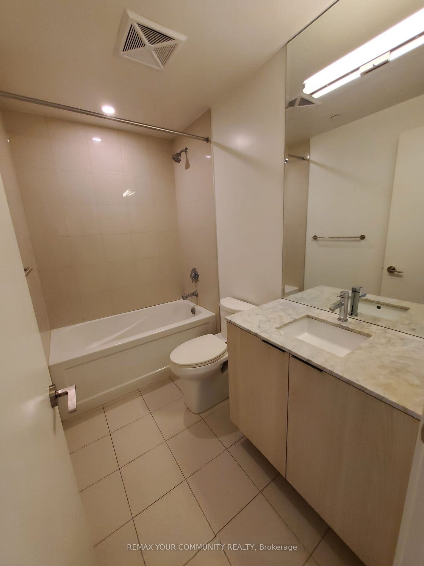 15 Queens Quay E 408