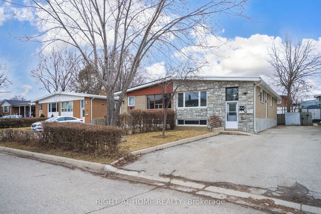 Photo of 33 Stanley Court, Brampton, ON L6Y 2B1 (MLS # W12906464)