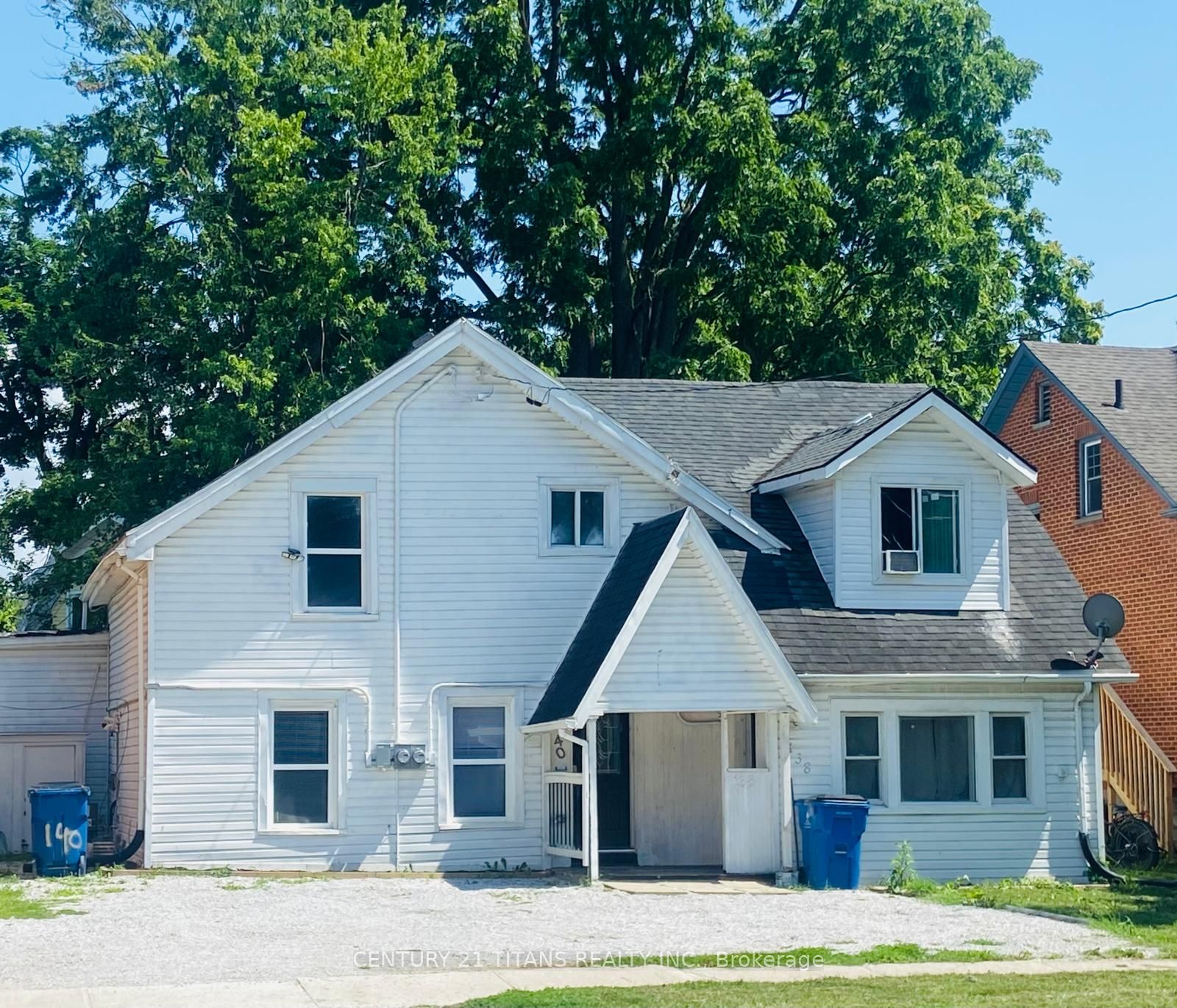 Photo 1 of 19 — 138-140 Grand Avenue E, Chatham-Kent, ON N7L 1W2