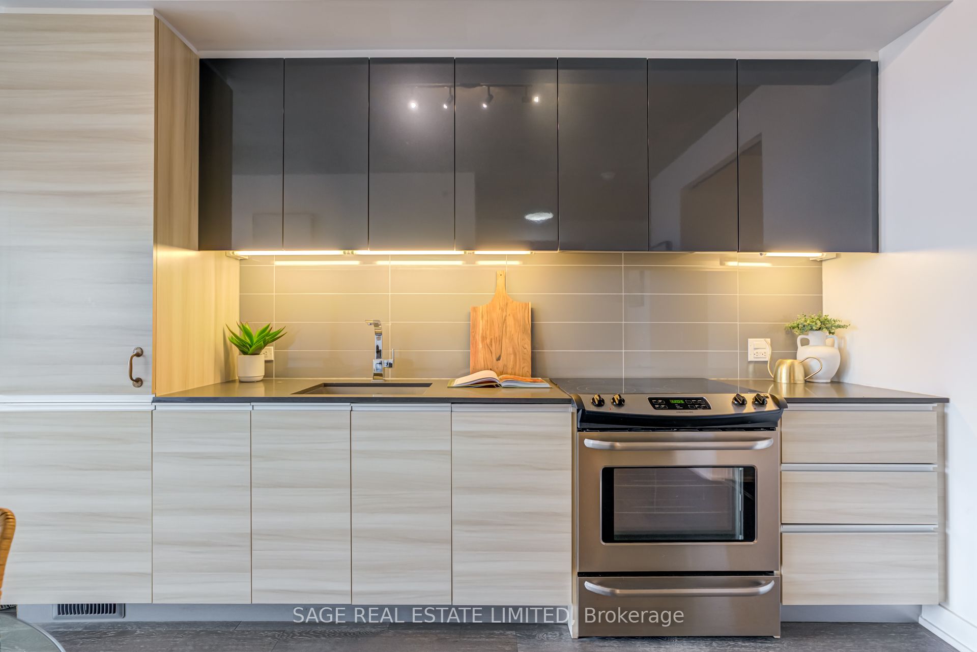 1190 Dundas Street E 504