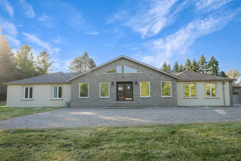 8 Ridgewood Drive Richmond Hill ON L4E 3M1