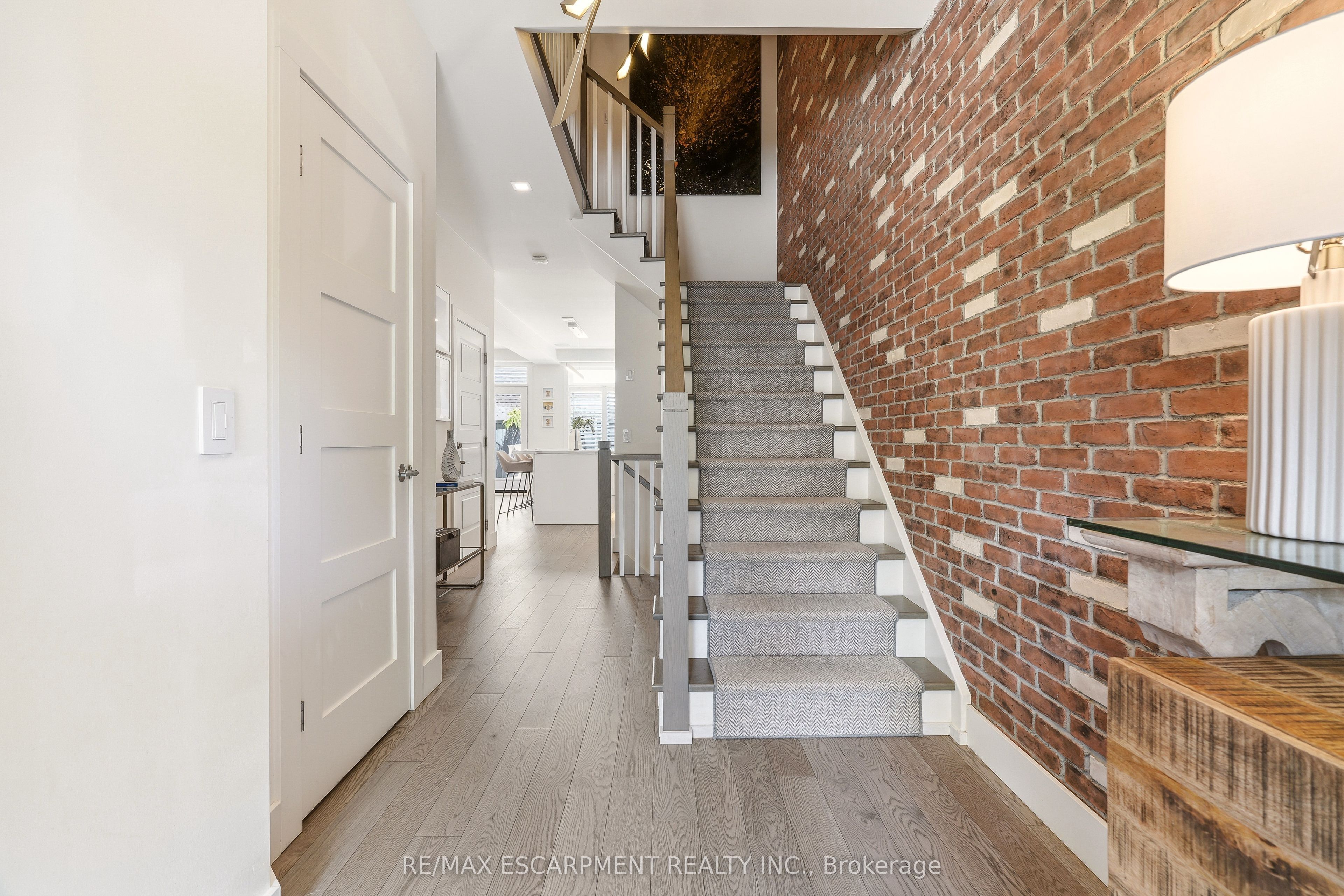 5056 New Street 4