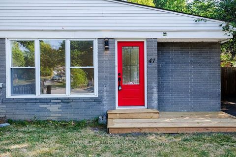 Photo of 47 Newbury Drive, Newmarket, ON L3Y 4P9 (MLS # N12469498)