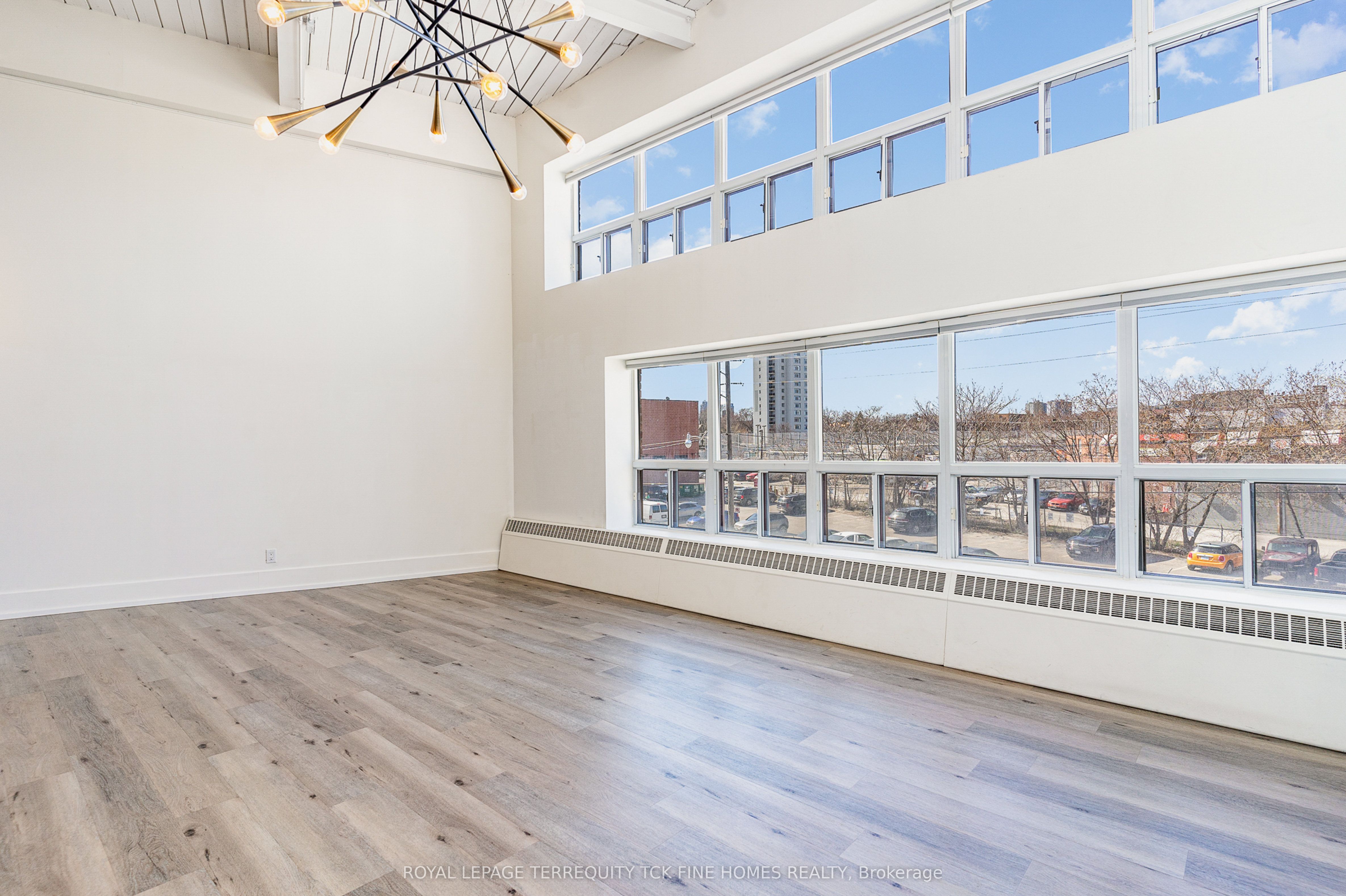 1173 Dundas Street E 225