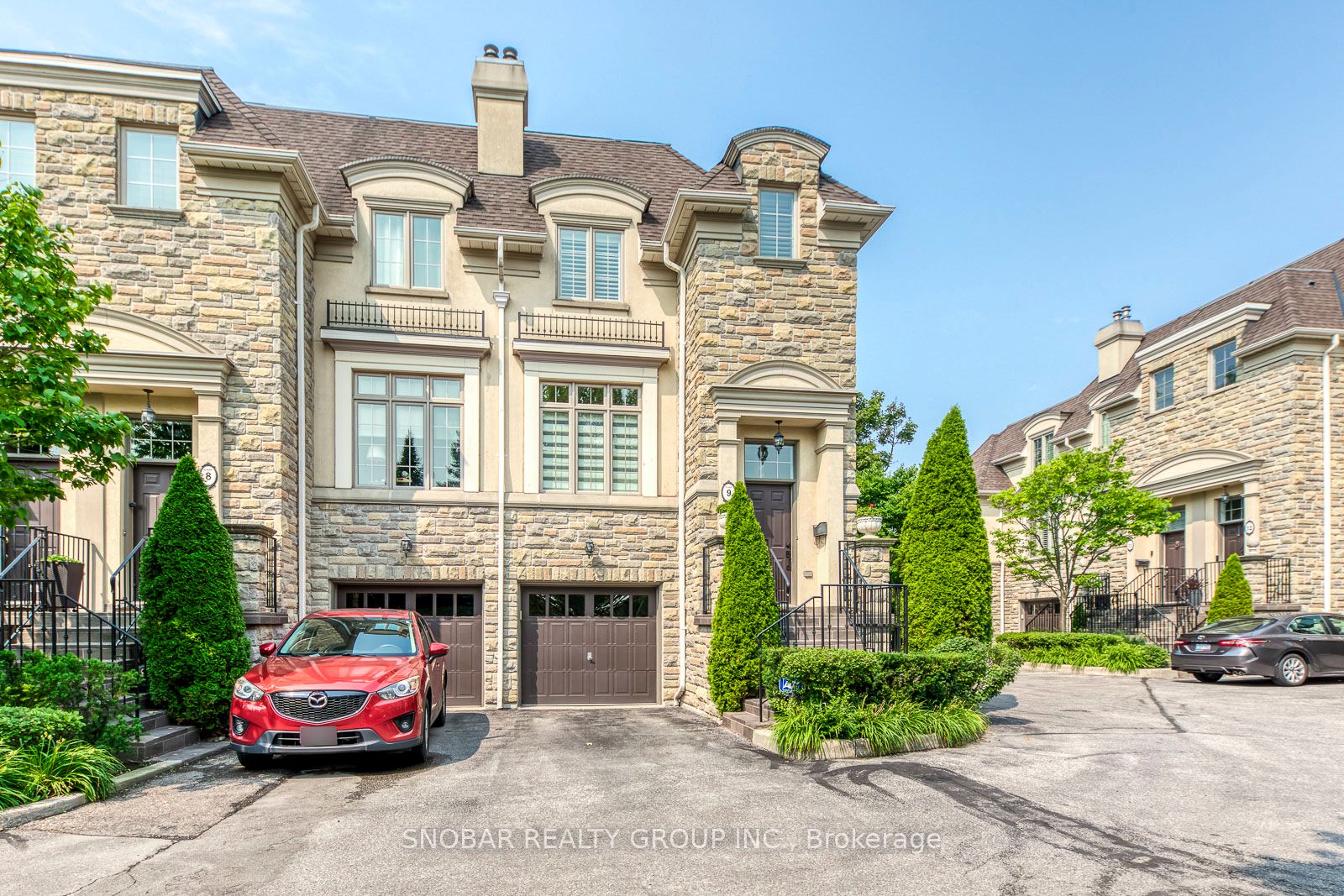 208 La Rose Avenue 9