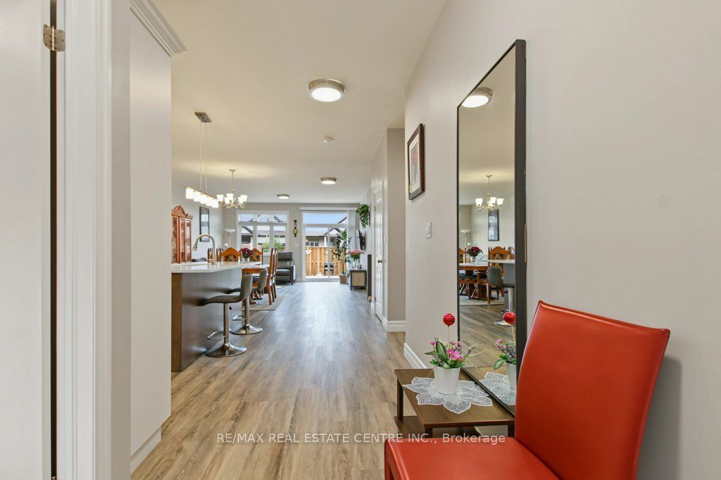 44 MAIN Street E 15