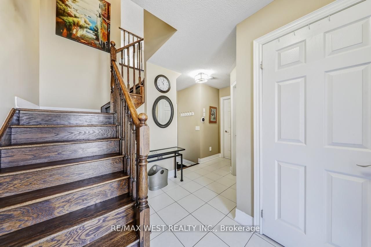 2036 Lakeshore Road W
