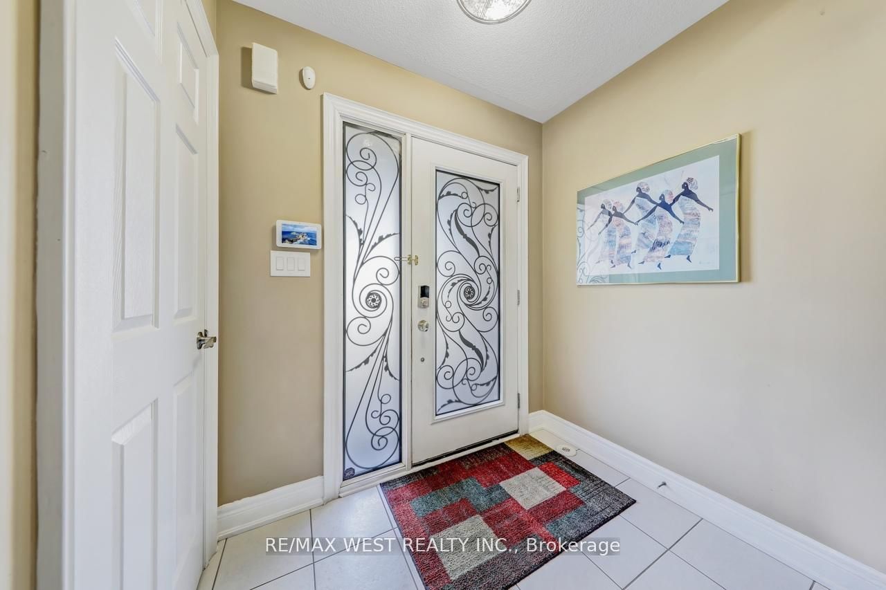 2036 Lakeshore Road W