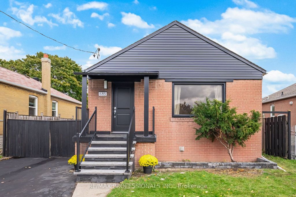 Photo of 685 Kipling Avenue, Toronto, ON M8Z 5G4 (MLS # W12498932)