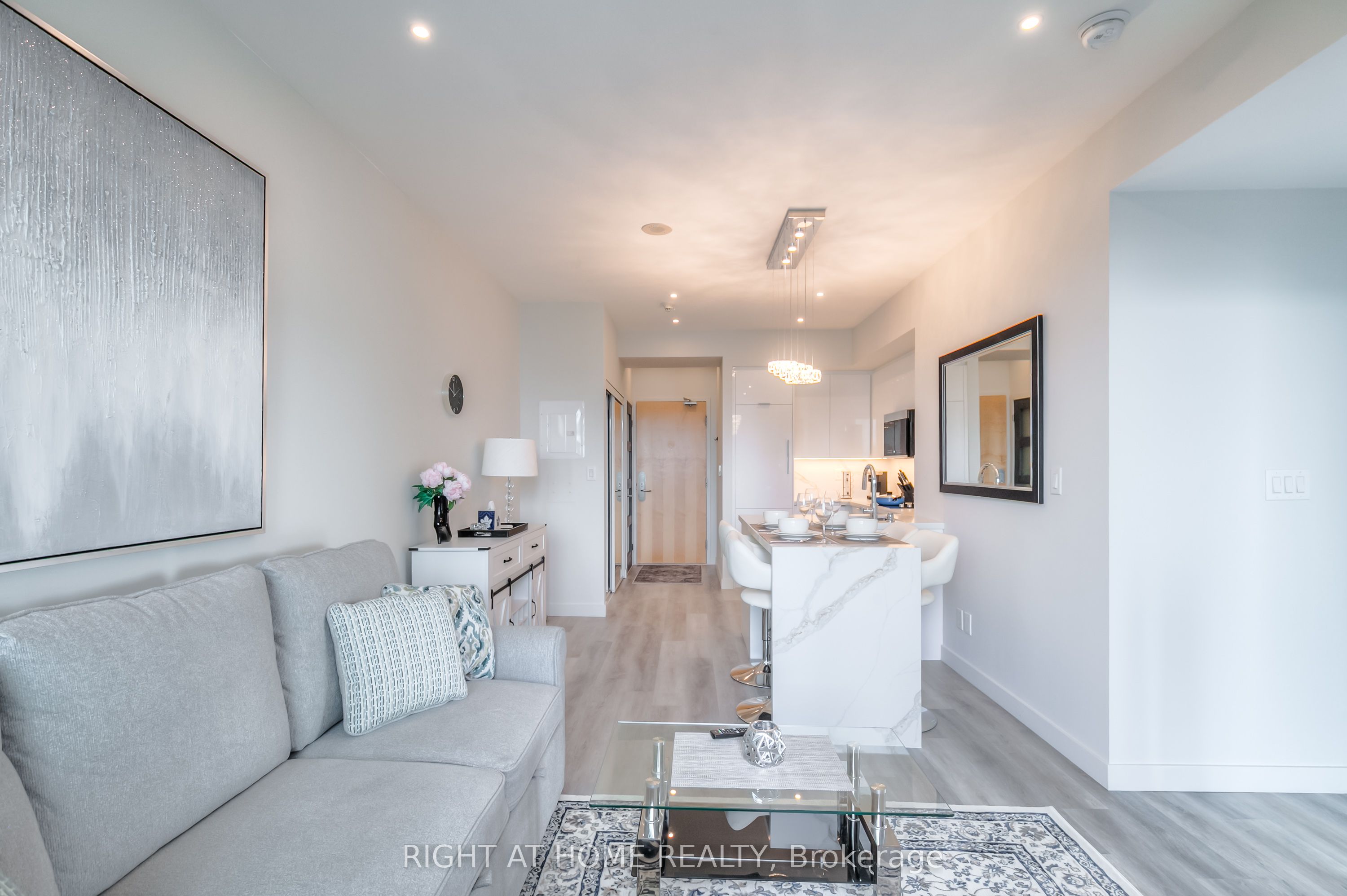 65 Bremner Boulevard 4802