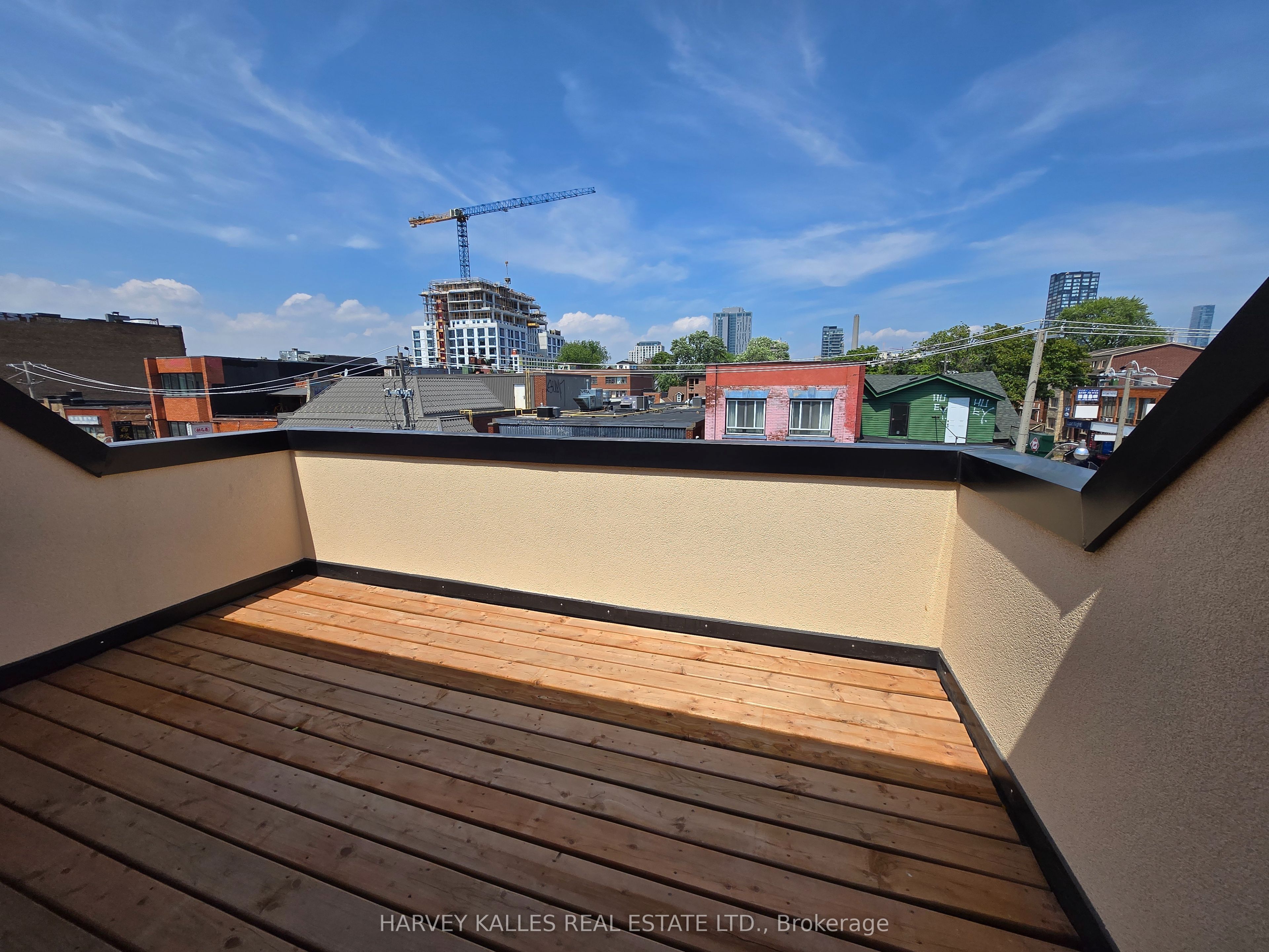 453 Dundas Street W
