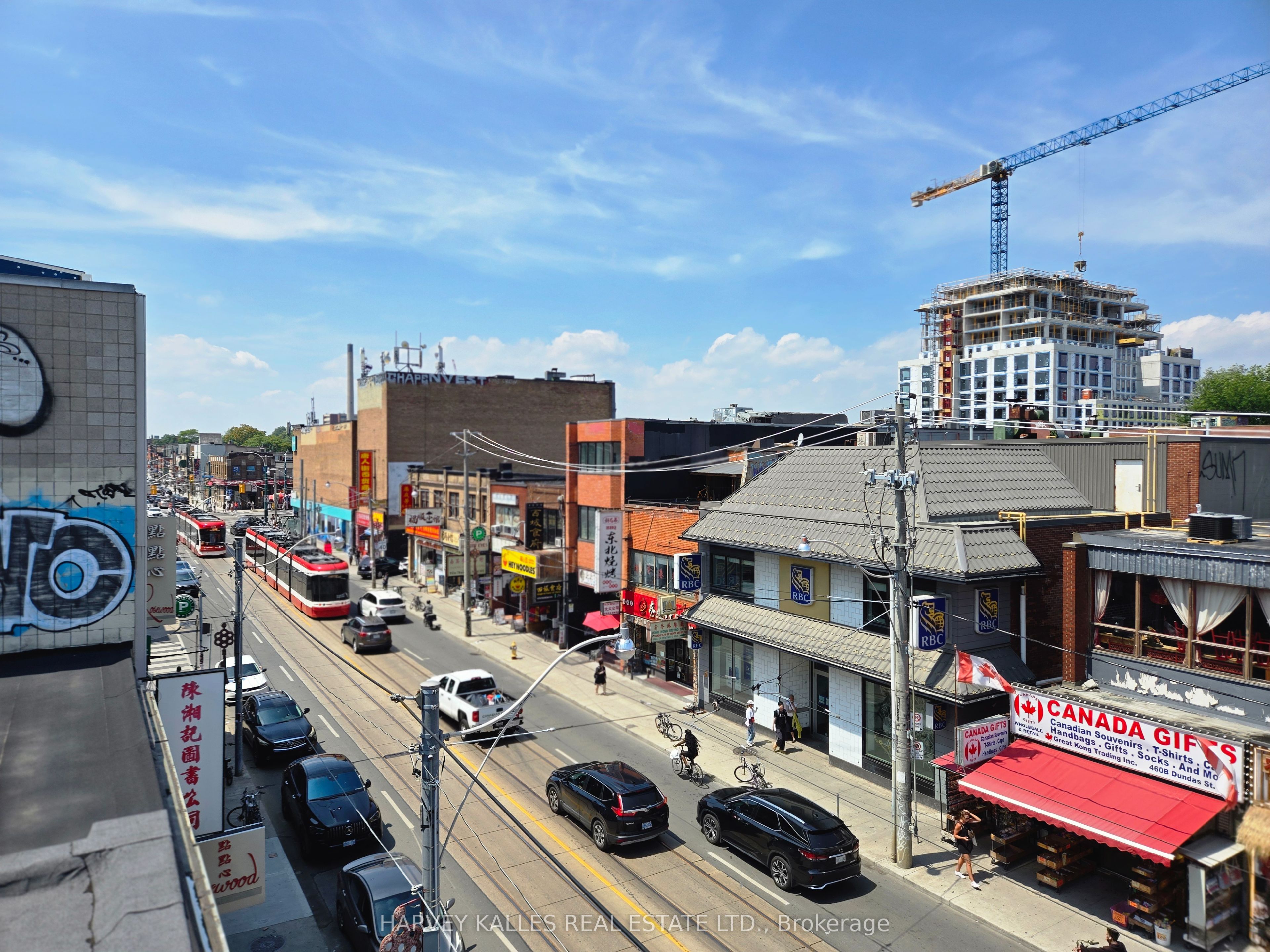 453 Dundas Street W