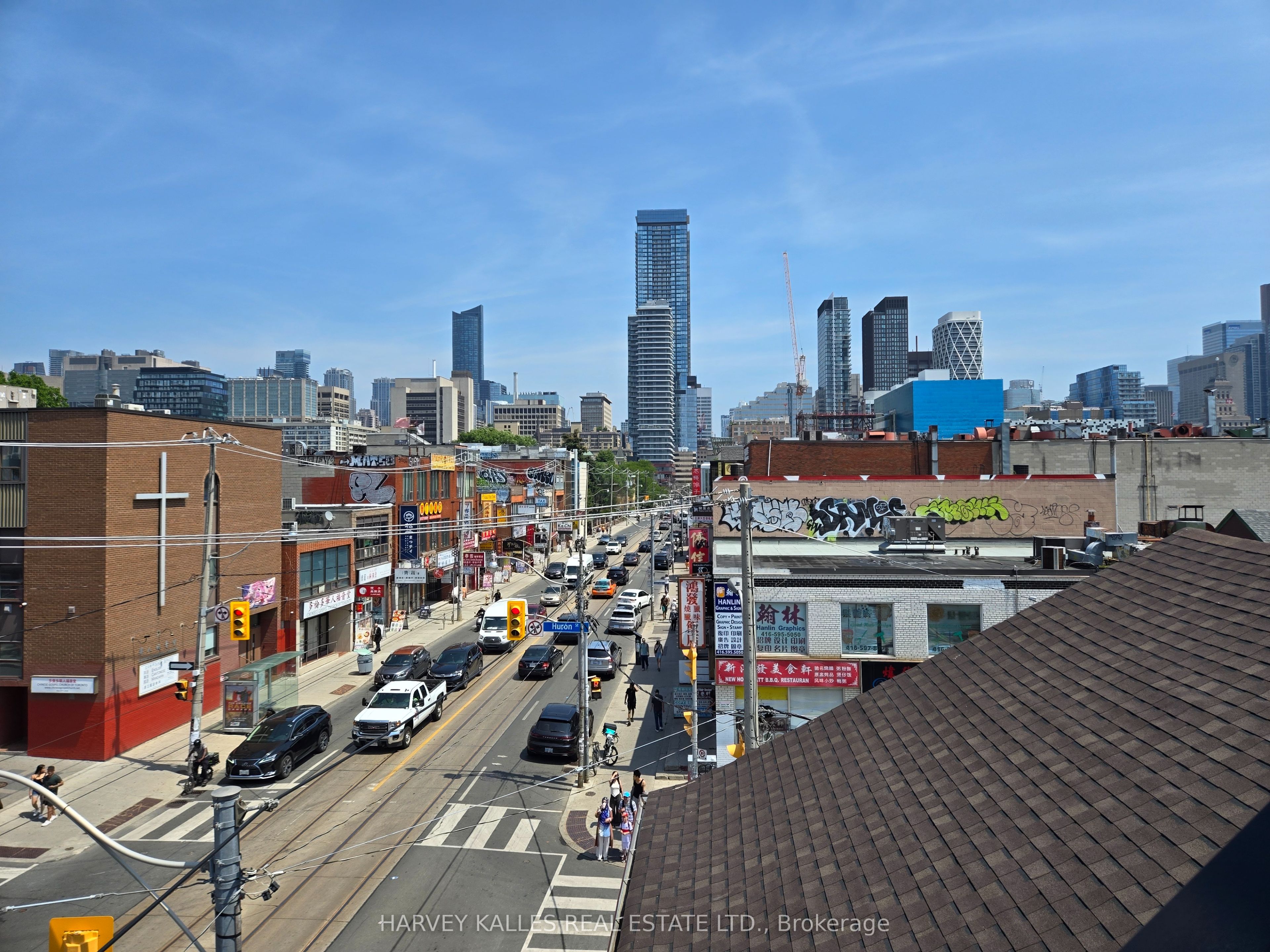 453 Dundas Street W