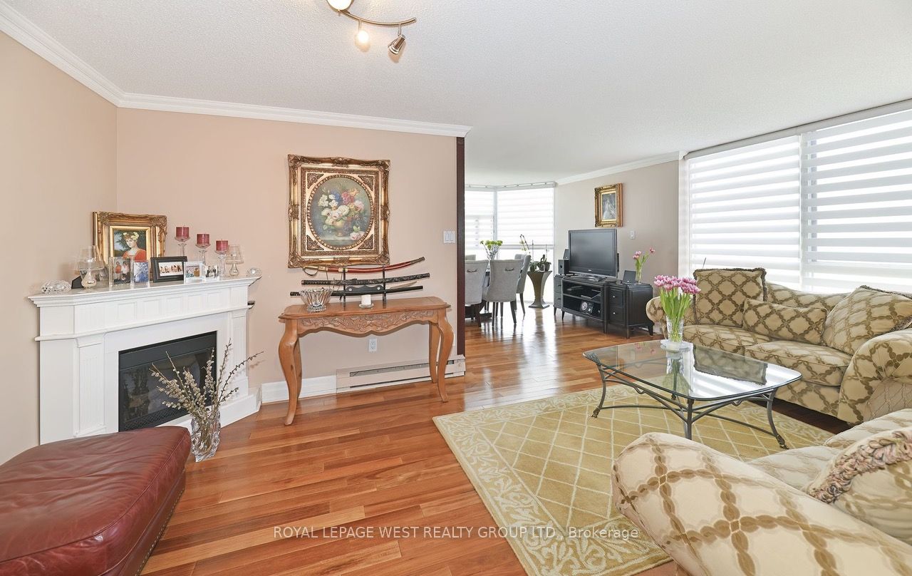 1360 Rathburn Road E Ph04