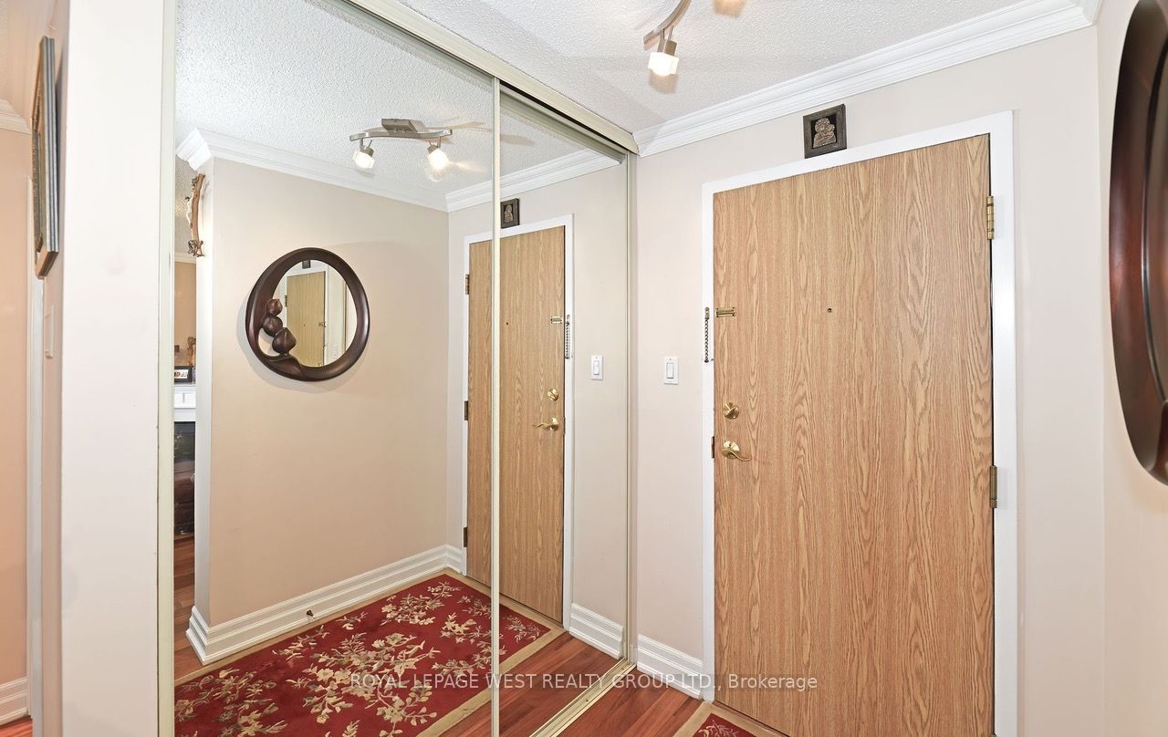 1360 Rathburn Road E Ph04