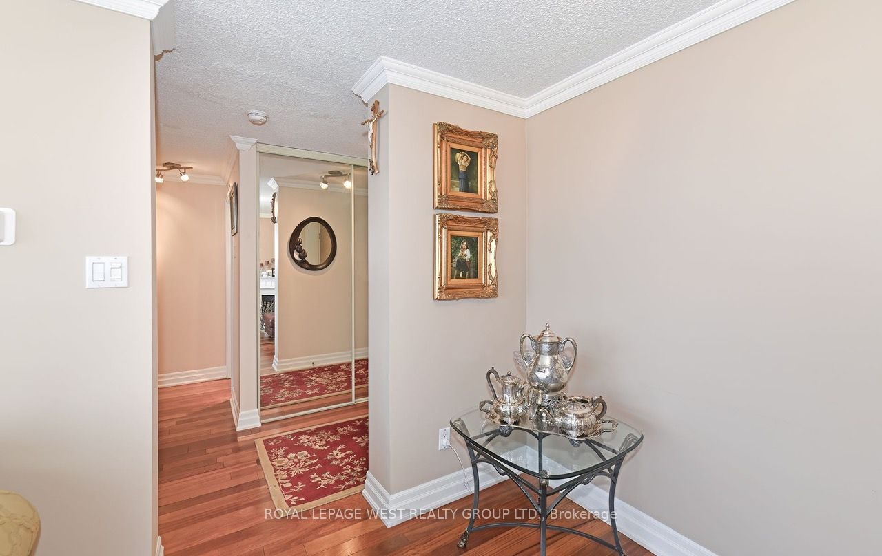1360 Rathburn Road E Ph04