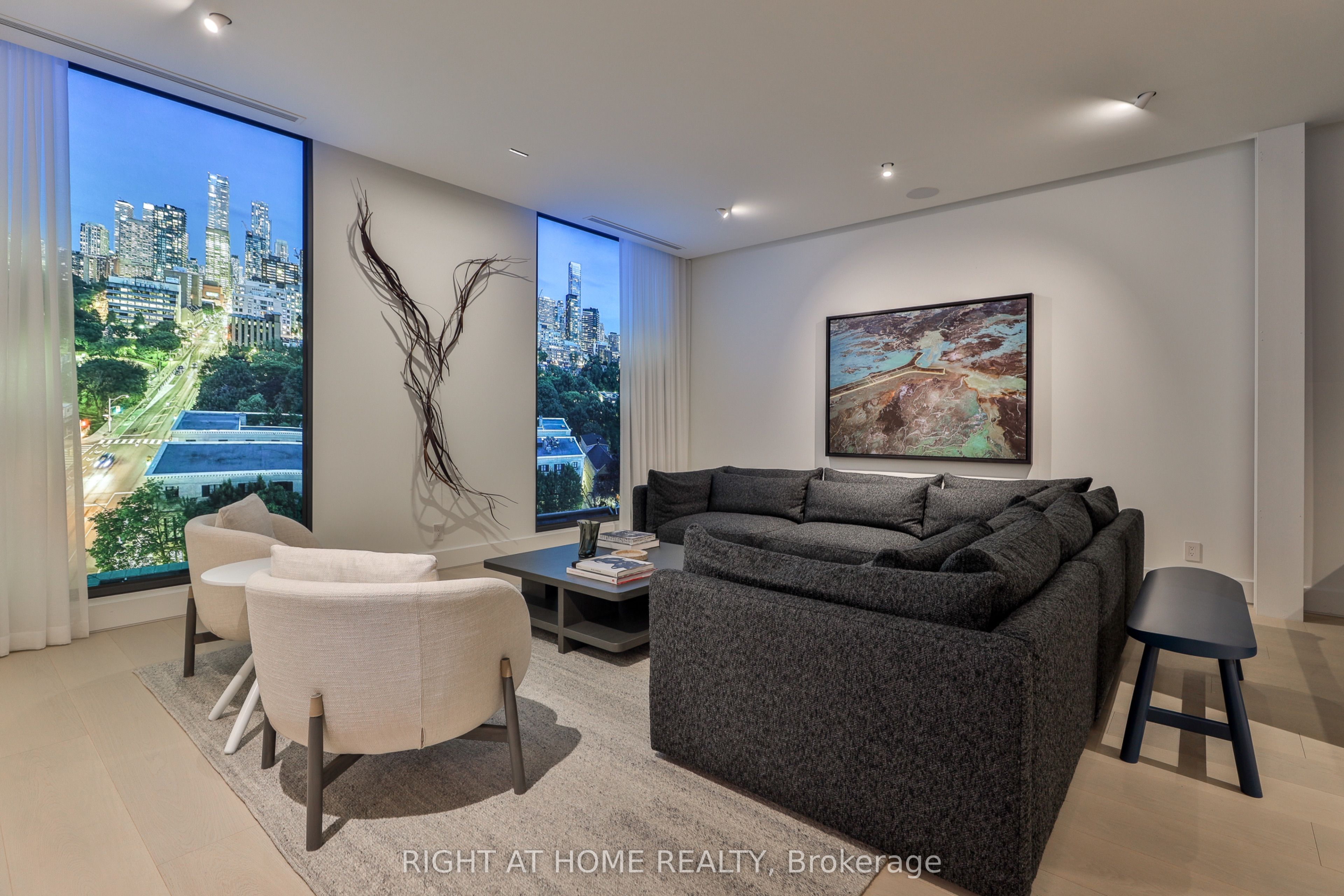 1 Roxborough Street W 403