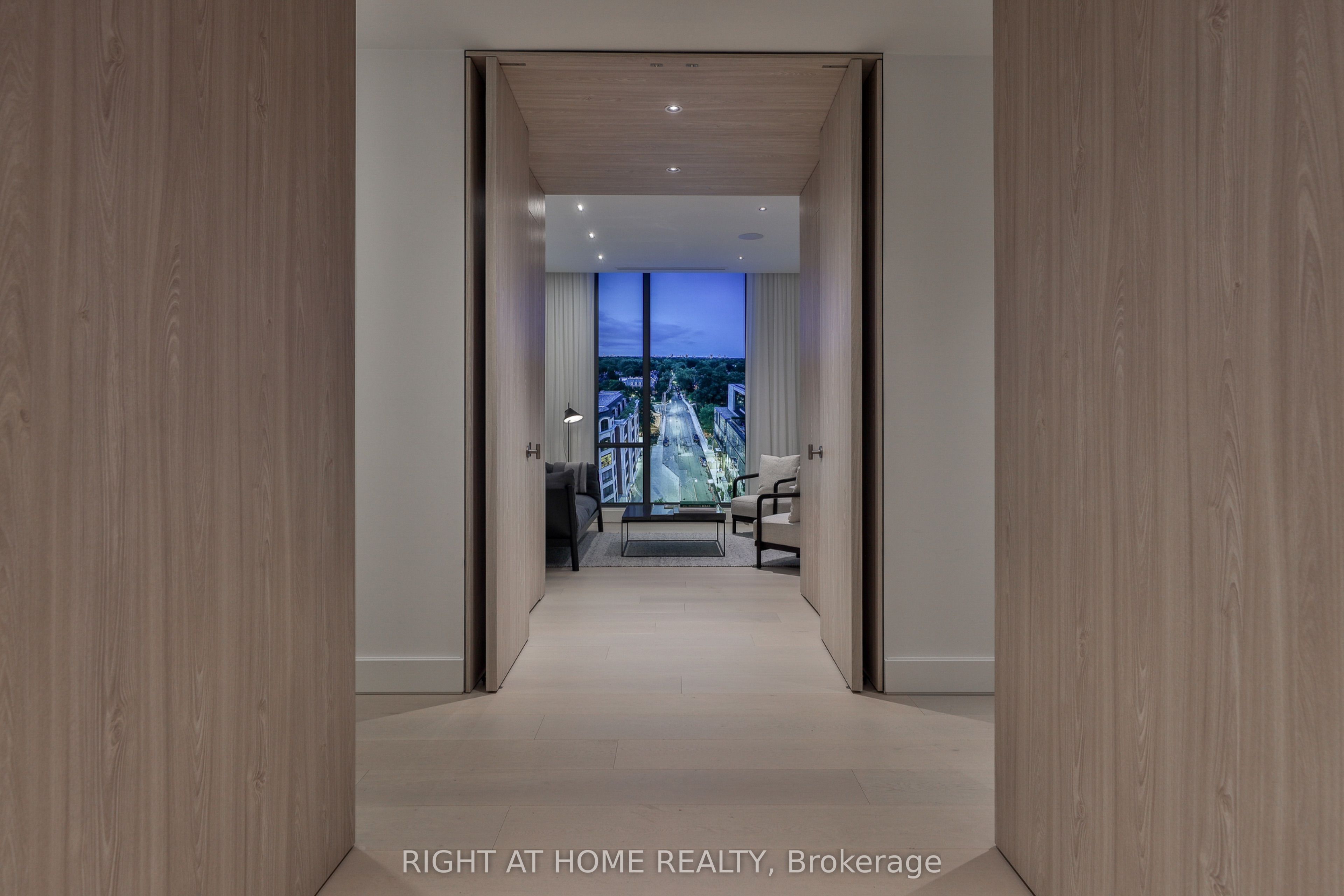 1 Roxborough Street W 403