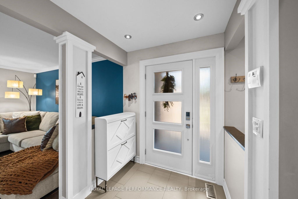 Photo of 550 Foxview Place, Manor Park - Cardinal Glen and Area, ON K1K 4C4 (MLS # X13816986)