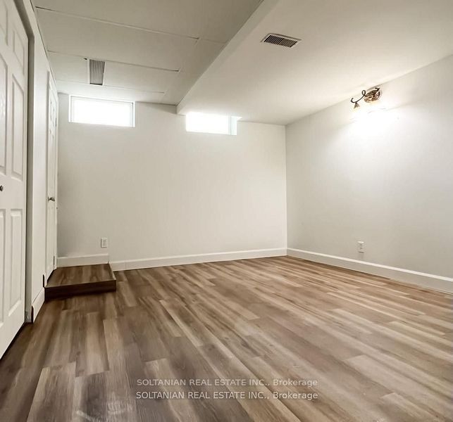 313 Bronte Road E