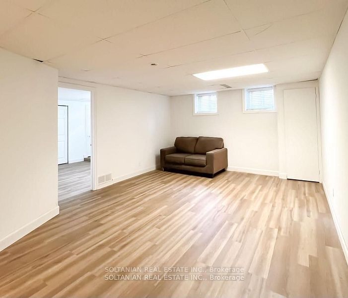 313 Bronte Road E