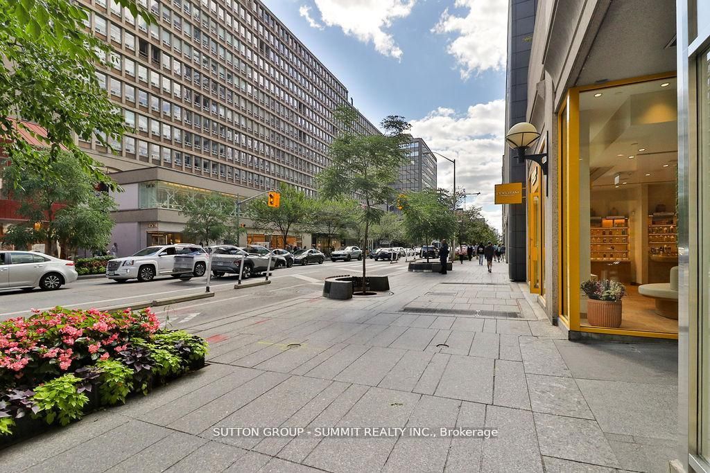 102 Bloor Street W Ph07