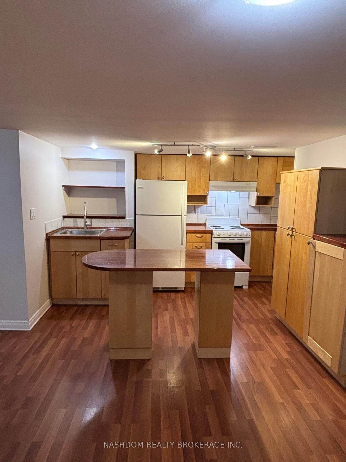 209 Balsam Avenue S Lower