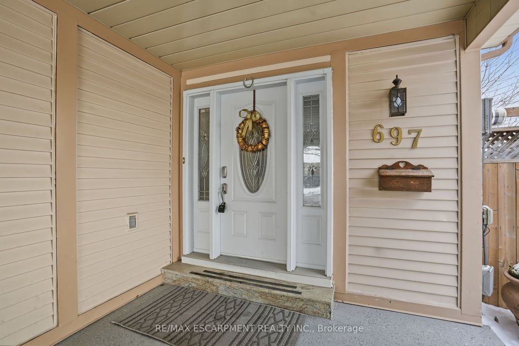 Photo of 697 LOMOND Crescent, Burlington, ON L7L 2N8 (MLS # W12767520)