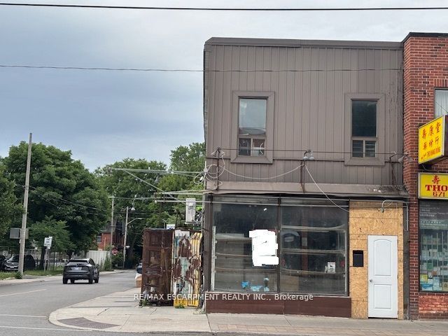 673 Gerrard Street E