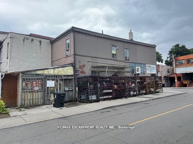 673 Gerrard Street E