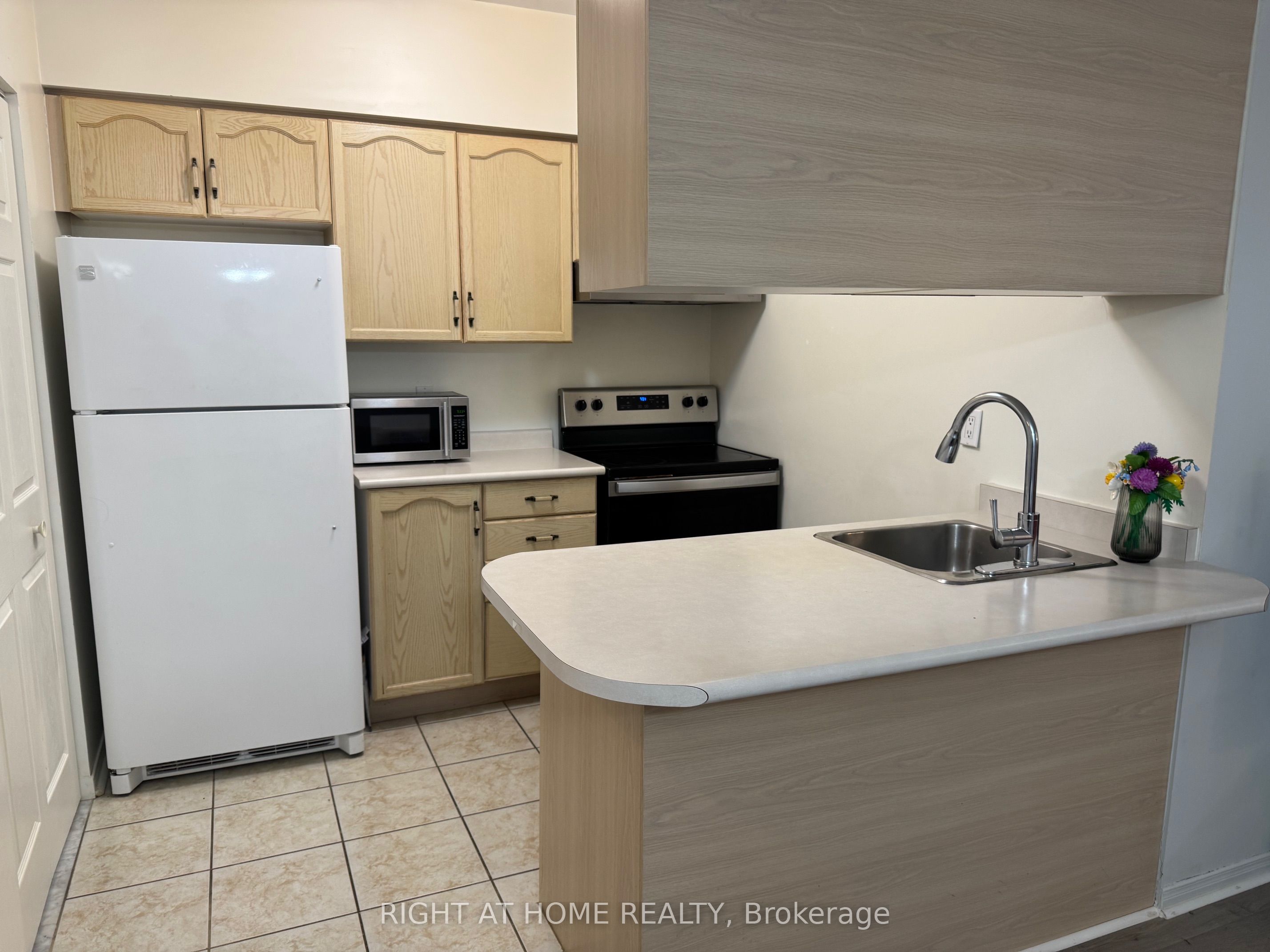 7378 Yonge Street 212