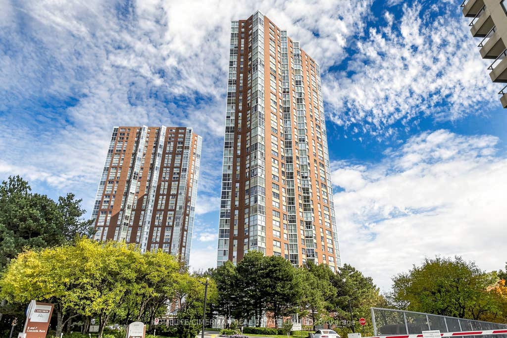 Photo of 5 Concorde Place #3302, Toronto, ON M3C 3M8 (MLS # C13651480)